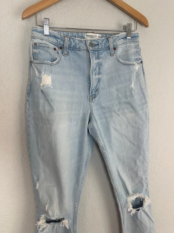 NEW Abercrombie & Fitch High Rise Light Blue Distressed Jeans Size 28 / 6 Curve - Image 2