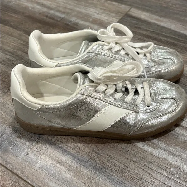 Universal Threads silver sneakers 7.5 - Image 4