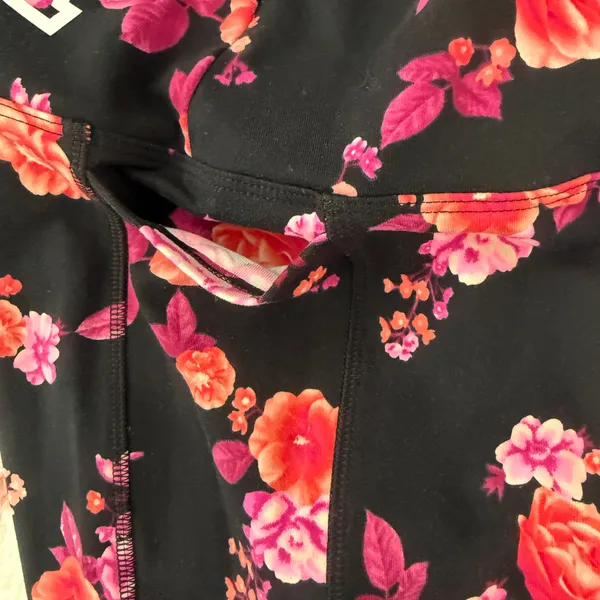 🌸 Brand New Victoria’s Secret PINK Floral Leggings w/ Pockets XS/S – Black Rose Print Yoga Pants 💖🔥 - Image 6