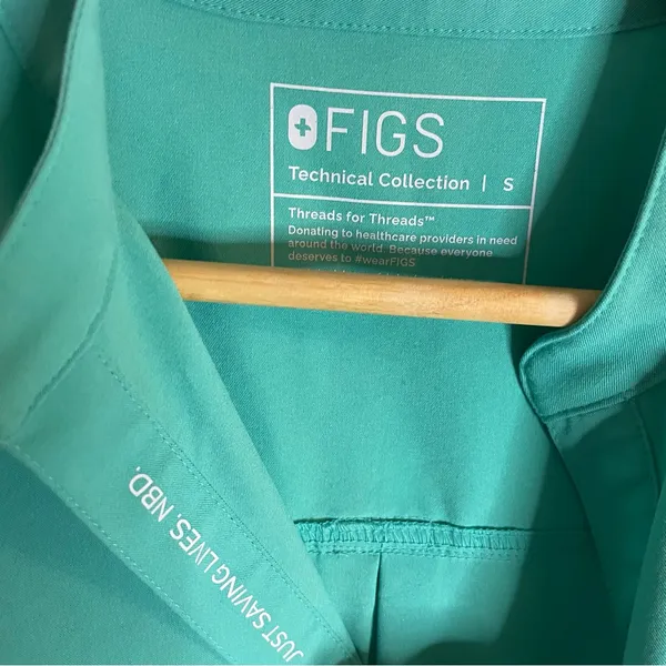 Figs Technical collection Women's Scrub Top with Pockets Size Small surgical green - Image 4