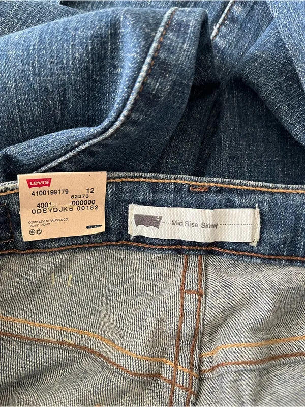 BNWT dark wash Women’s Levi’s mid rise jeans size 6 M/28 - Image 5