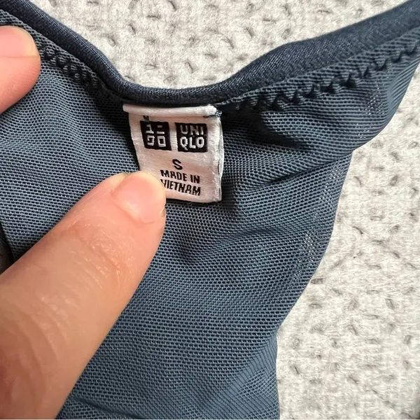 Uniqlo Navy Blue Racerback Cropped Bra Tank Top Size Small EUC - Image 2