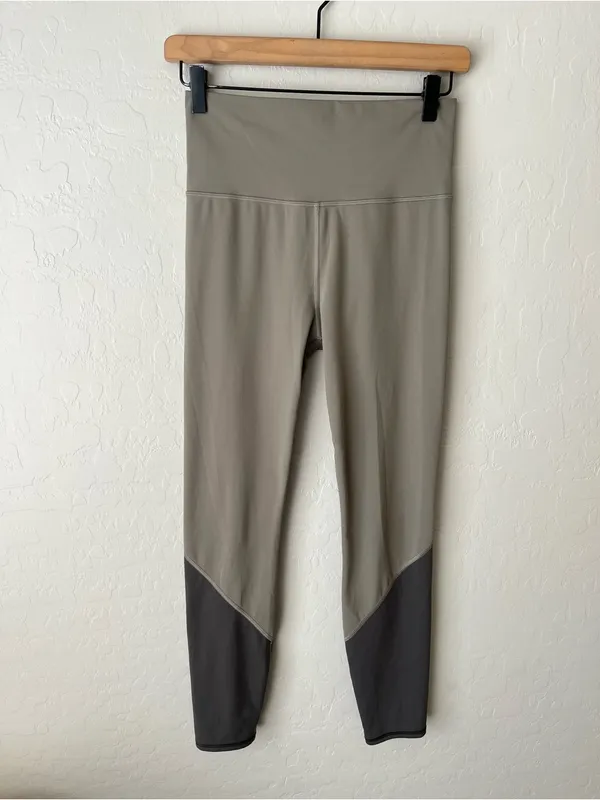 Vuori High Rise Colorblock Studio Leggings Light Oregano Green medium - Image 7