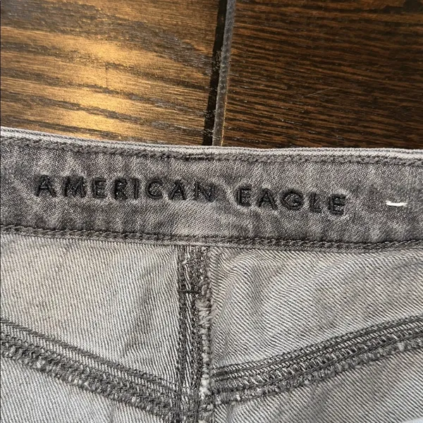 American Eagle Outfitters MOM jeans Light Gray Denim size 6 regular distressed - Image 4