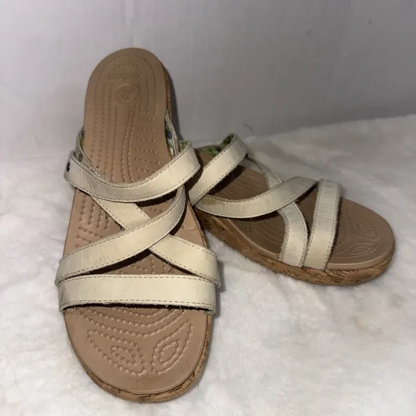 Crocs‎ A-Leigh Women's Size 10 Beige Cork Wedge Sandals Strappy Suede Like Style - Image 12