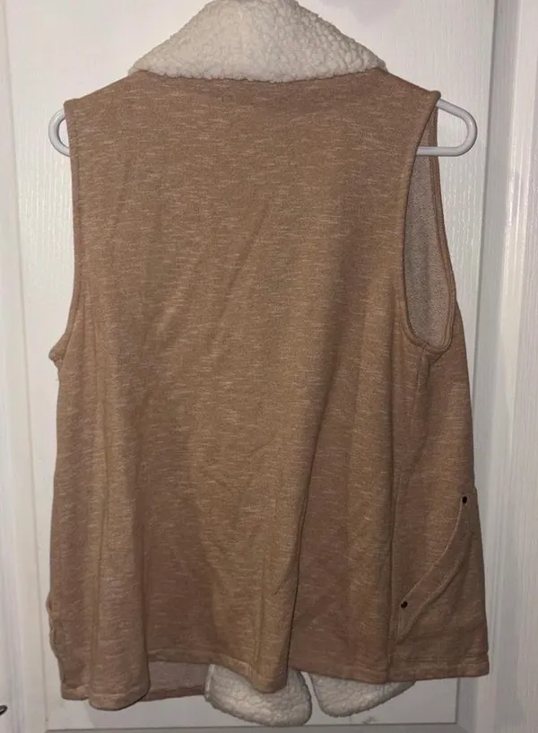 Tommy Hilfiger reversible sherpa/faux suede vest- large - Image 3