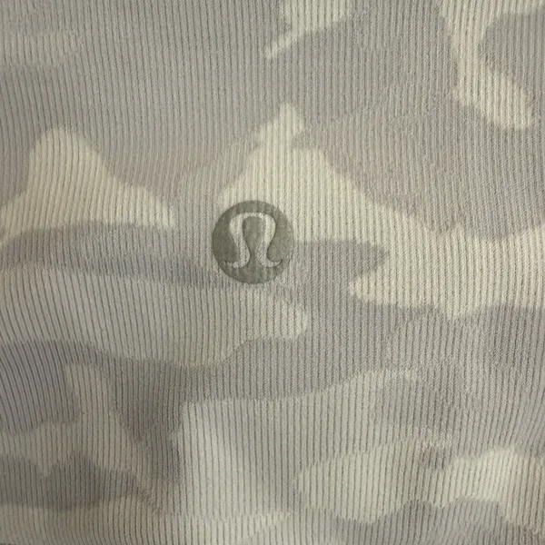 lululemon White and Light Gray Camo Leggings Skull detail Size 6 - Image 4