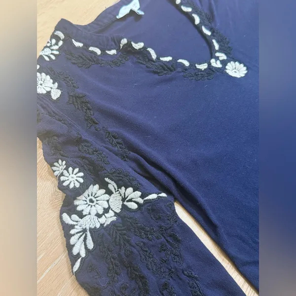 Lucky Brand Floral Embroidered V-Neck Top Navy blue L - Image 5