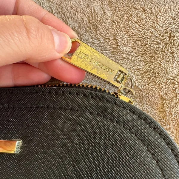 Steve Madden Black and Gold Crossbody Bag - Image 6