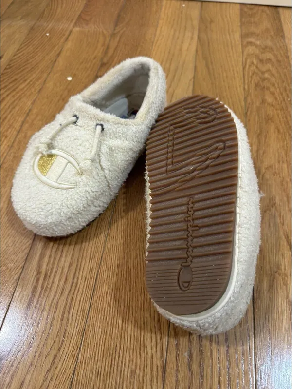 Size US 7 Women’s Champion slippers Cream Color - Image 3