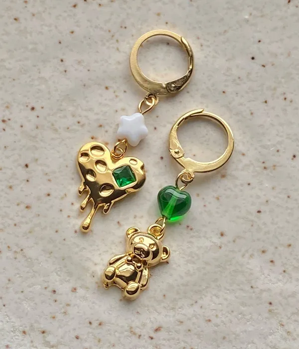 fully gold tone stainless steel whimsy fairy retro style teddy bear & heart dangle earrings💚🧸🌟 - Image 6