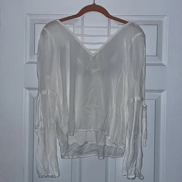 Women’s Hollister peasant top - Image 4