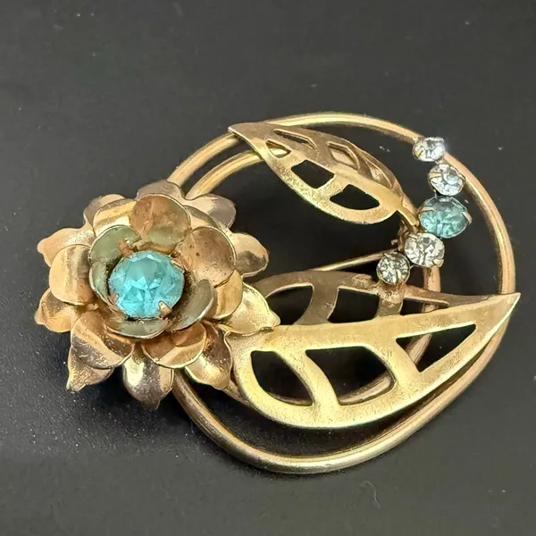 Vintage Unsigned Gold-tone Light Blue Rhinestone Flower Floral Spray Brooch 10g. - Image 5