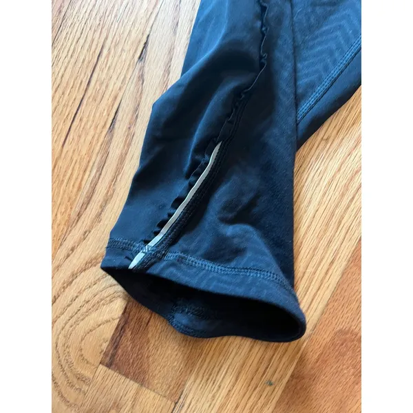 Lululemon Run: Fast Free Crop Mini Squiggle Emboss Black‎ / Split Pea Size 6 - Image 5