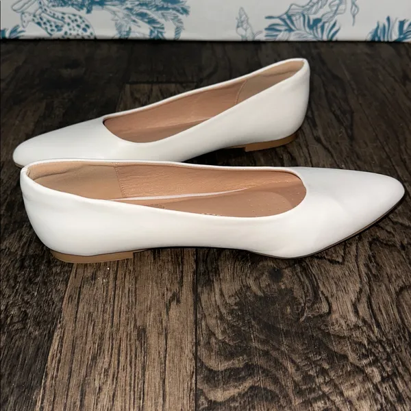 Chic White Women's Flats Size 8.5 - Image 4