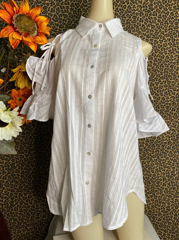Doe & Rae ✅3/$30✅NWT White Button Down Cold Shoulder Short Sleeve Blouse | MED - Image 3