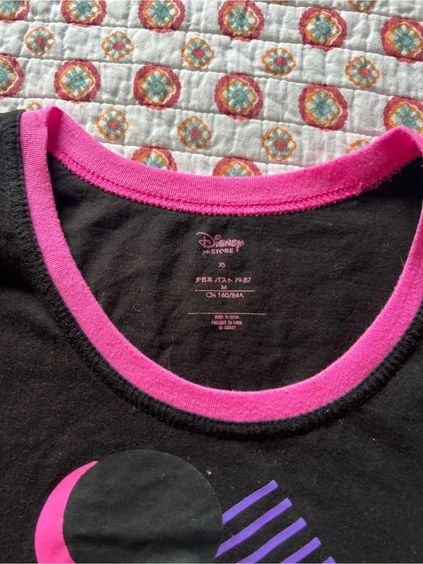 Official Disney Parks 80s Retro Mickey Mouse Shirt size medium - Image 3