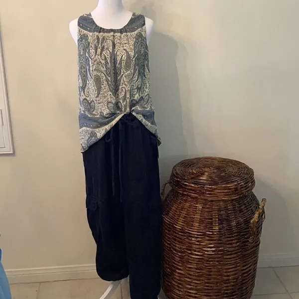 Rose & Olive size small blue white and grey paisley print top EUC - Image 2