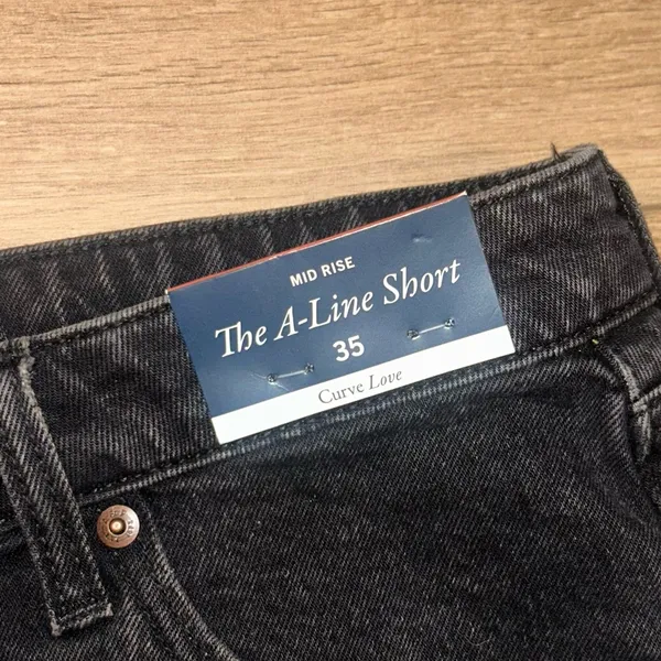 Abercrombie & Fitch The A-Line Short Mid Rise in Black - Image 4