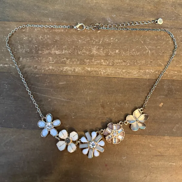 Liz Claiborne gold tone flower necklace - Image 2
