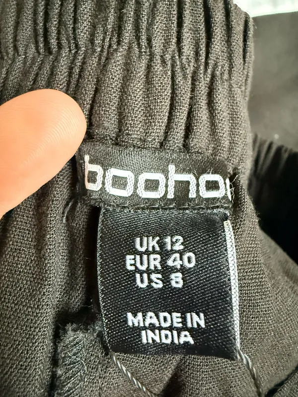 Boohoo black linen pants with white stripe size m - Image 4
