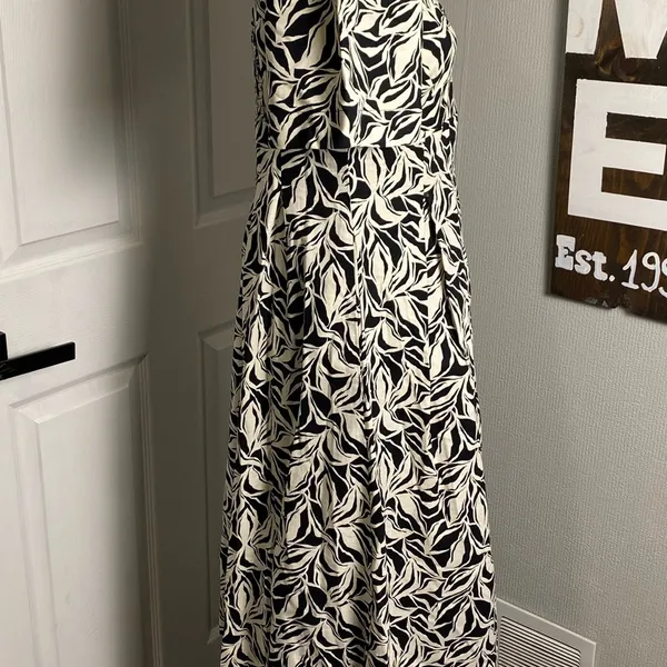 A new day Elegant Black and White Leaf Print maxi Dress size 4 - Image 4