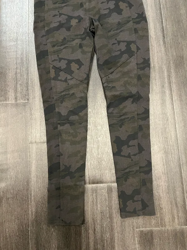 Soft black camo leggings with a smooth finish. Elastic waistband for a snug fit. Simple versatile style for everyday wear. Mudd. Size large. 65% rayon, 30% nylon, 5% spandex - Image 5