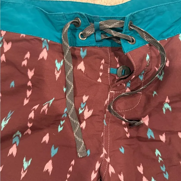 Patagonia Women’s size 12 Maroon and Teal Patterned Shorts - Image 3