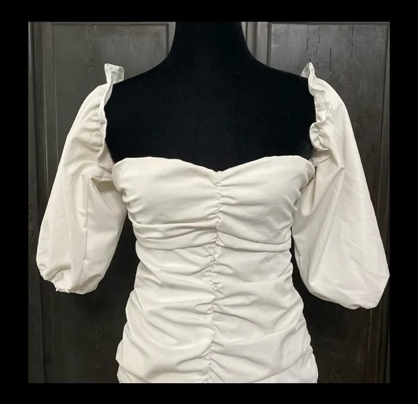 White dress with attached short Puffy sleeves - Size Medium - Image 6