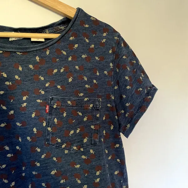 Vintage Levi's navy t-shirt apple design women's size large cotton top casual‎ - Image 2