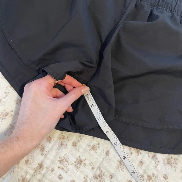 Old Navy Women's Black Athletic Shorts - Image 6