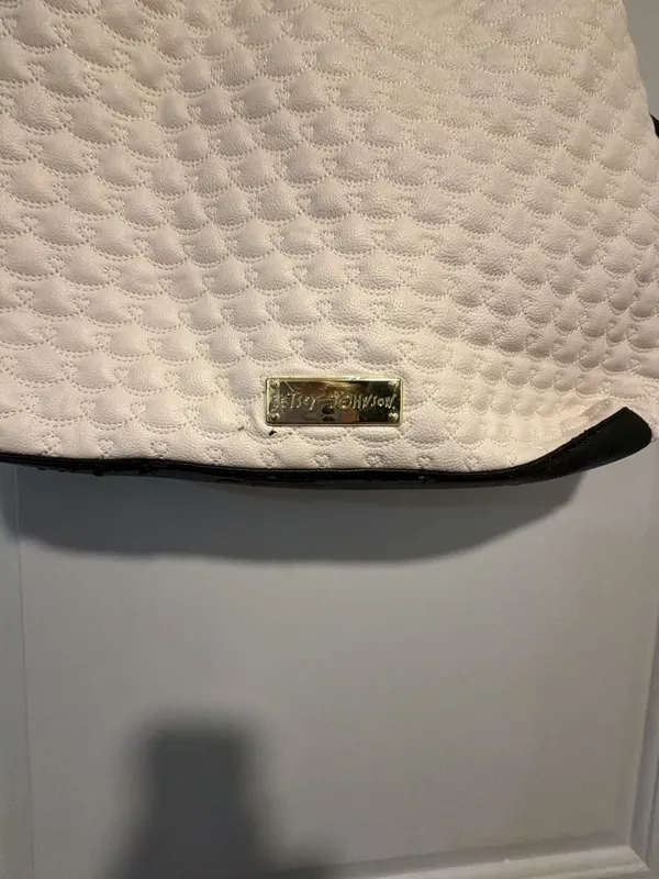 Betsey Johnson Quilted White and Black Bow Shoulder Bag - Image 3