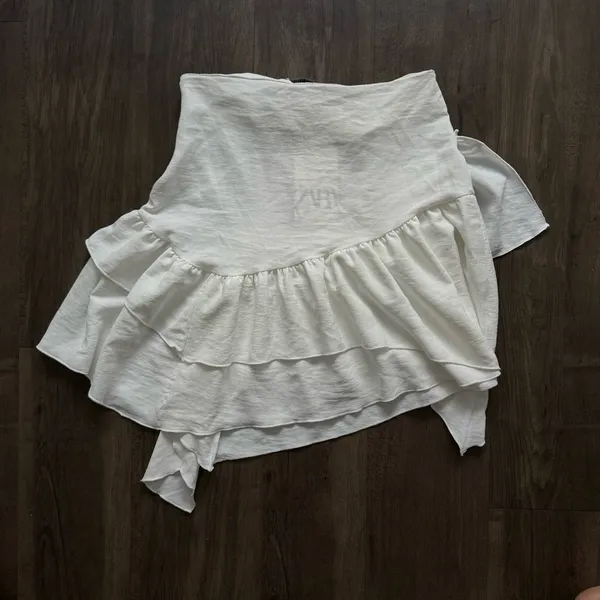 NWT ZARA WHITE RUFFLED ASYMMETRICAL MINI SKIRT - Image 2