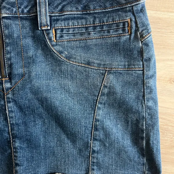 American Eagle denim frayed raw hem mini skirt size 12 - Image 3