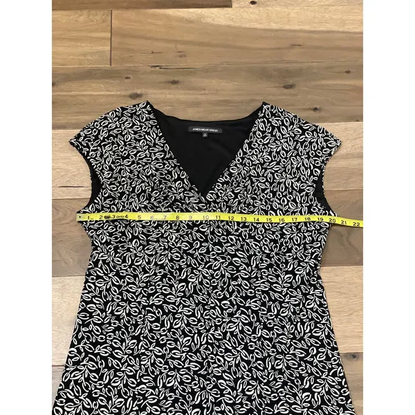 Jones Wear Dress Size 16 Black White Leaf Print V‑Neck Cap Sleeve Flowy - Image 6