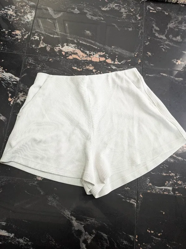 Lululemon Athletica Ribbed Softstream High-Rise Shorts 2" Size 6 - Image 3