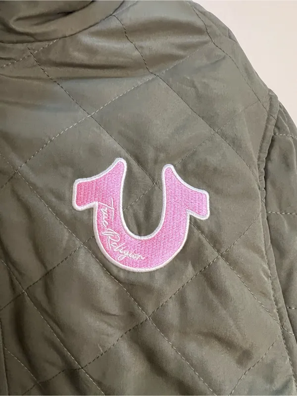 True Religion‎ Olive Quilted Puffer Jacket with Pink Logo Patch - Image 2