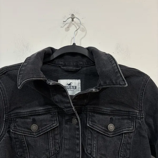 Hollister Cropped Black Denim Jacket Size Small Distressed Raw Hem - Image 2