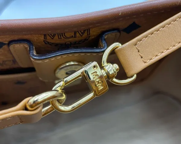 MCM VISETOS SHOPPER COGNAC MEDIUM - Image 10