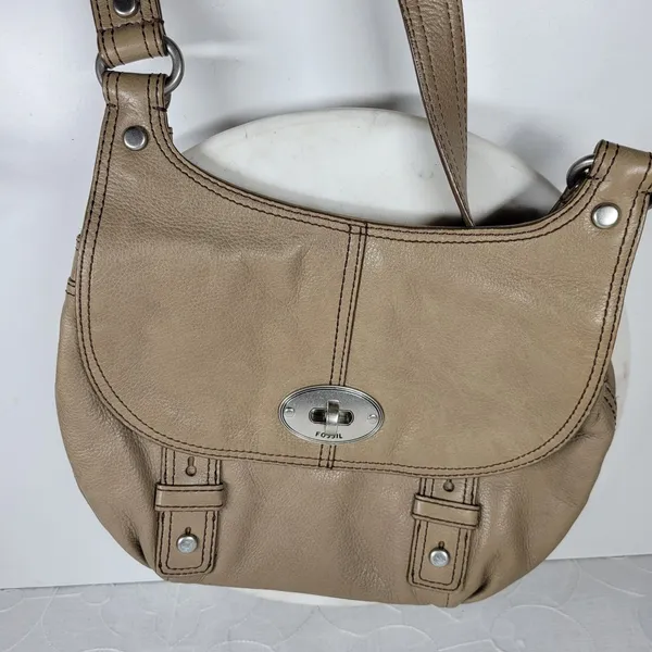 Fossil Maddox Leather Saddle Bag Taupe Tan Shoulder Turn Lock Flap Crossbody Y2K - Image 13