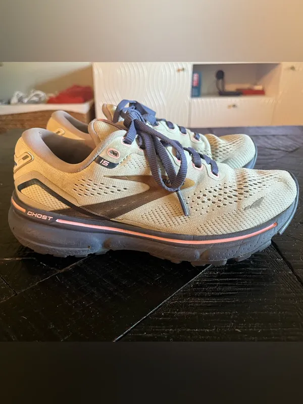 Brooks Ghost 15 Women’s Running Shoes Size 6 EUC - Image 4