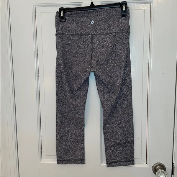 Lululemon Speckled Gray Cropped Leggings‎ size 8 EUC - Image 4
