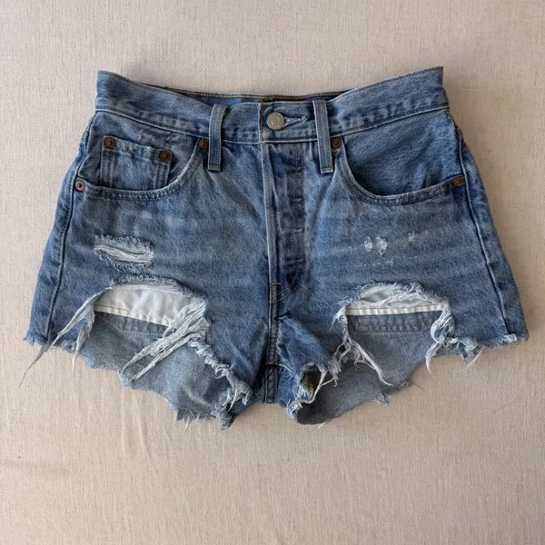 Levi's 501 High Rise Cutoff Denim Shorts Womens 25 Blue Distressed Raw Hem‎ - Image 7