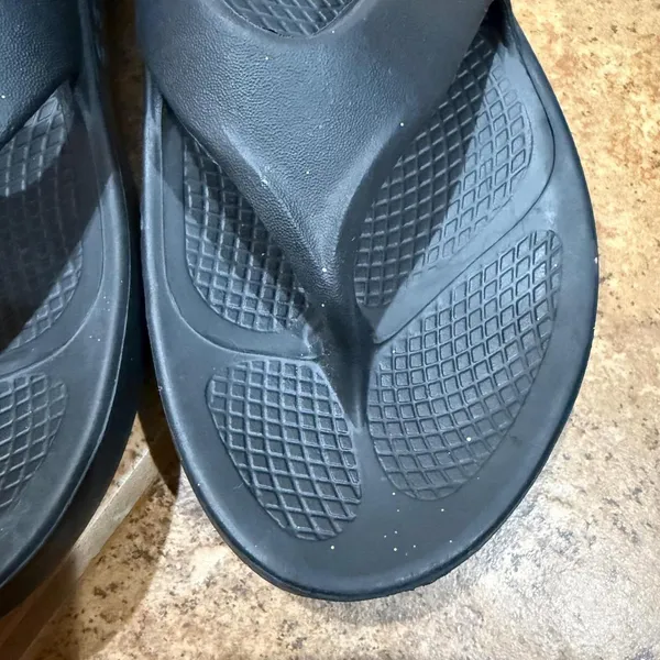OOFOS The Comfy Ooriginal Men’s 7 Women’s 9 Recovery Black Thong Flip-Flops Slip-On - Image 4