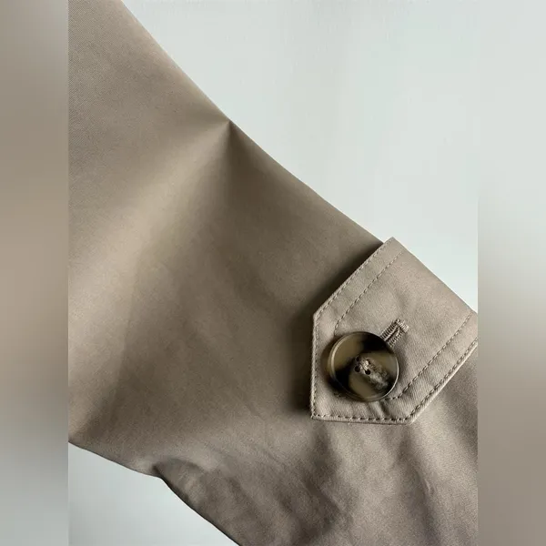 Helsa Short Bubble Hem Trench in Stone S - Image 13