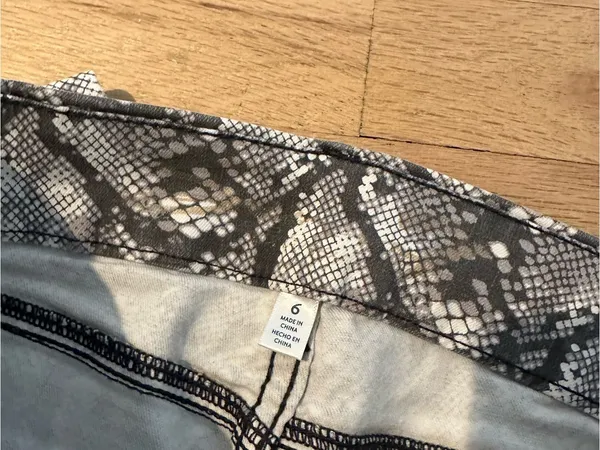 Seven7 Women's Snake Print Skinny Jeans in Black & Gray - Image 3