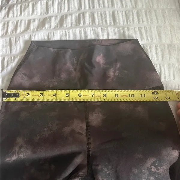 ALO Yoga Air Lift Leggings with Tie-Dye Pattern - Image 6