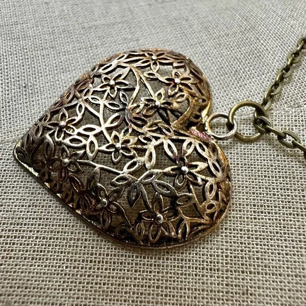 Filigree gold tone Heart Pendant Necklace - Image 3