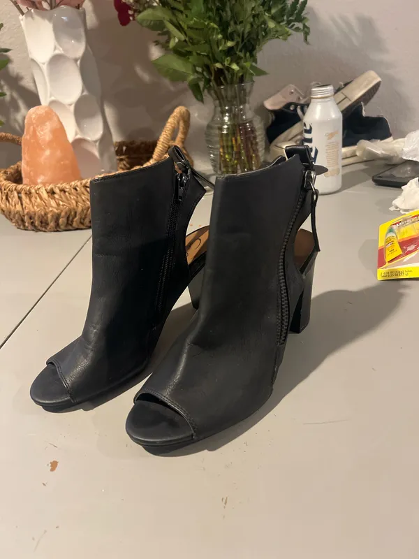 Celia Stylish black heeled booties with a modern and elegant design 👠 Perfect to elevate any outfit, whether casual or dressy. Featuring a comfortable block heel and side zipper for easy wear, these booties are both chic and practical. 💫 Sleek and versatile black design 👠 Comfortable block heel 🔒 Easy side zipper ✨ Perfect for day or night looks 📏 Size: Women’s 8 💖 Worn only once — in great condition ⚠️ Small minor scuff (shown in photos), barely noticeable - Image 6