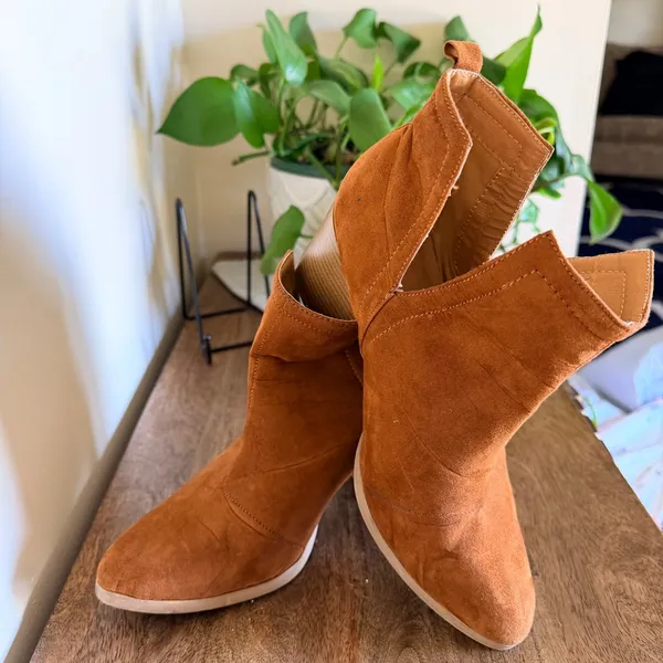 Qupid Boho Western Slouch Ankle Boots Cognac Faux Suede Festival Cowgirl Size 8.5 Boho - Image 2